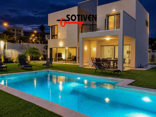 Villa/Maison de 3 chambres à louer à Playa Paraiso, Adeje avec piscine garage - 5 000 € (Ref: 10099753)