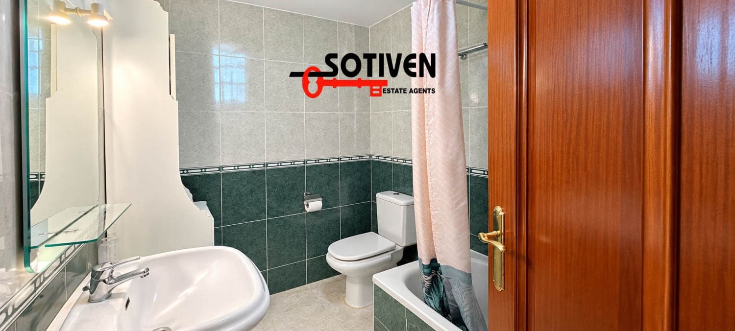 3 Zimmer Apartment zu verkaufen in El Medano mit Pool Garage - 350.000 € (Ref: 10146348)