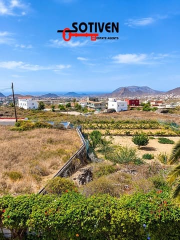 5 slaapkamer Villa te koop in Valle de San Lorenzo, Arona met zwembad garage - € 895.000 (Ref: 10168269)