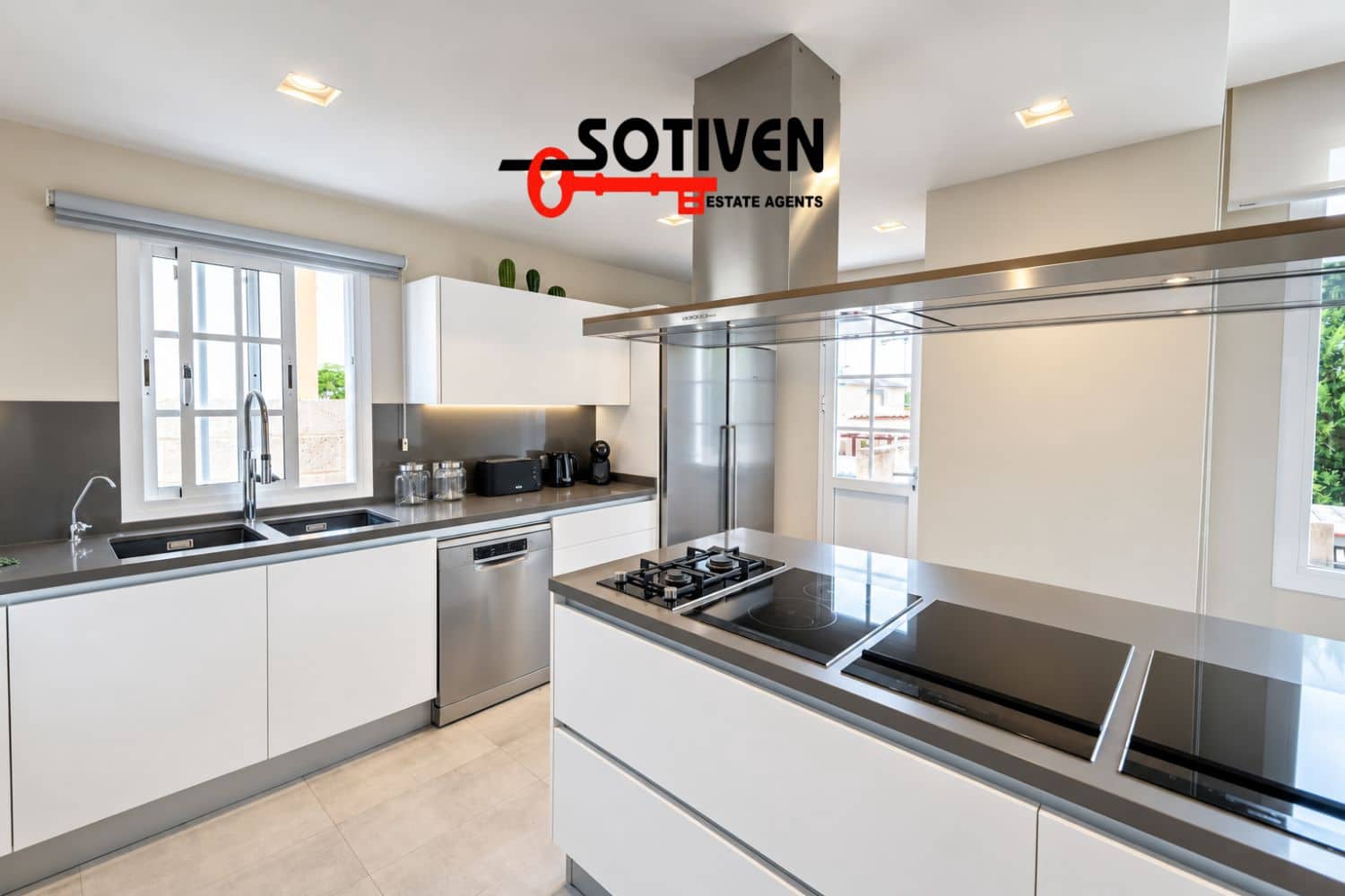 4 soverom Villa til salgs i El Madronal med svømmebasseng garasje - € 1 599 000 (Ref: 10168271)