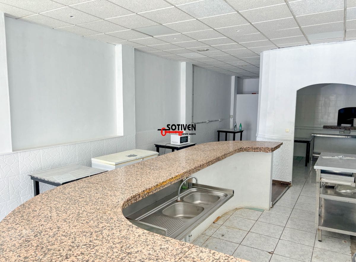 Kaupallinen myytävänä paikassa Adeje - 190 000 € (Ref: 7731838)