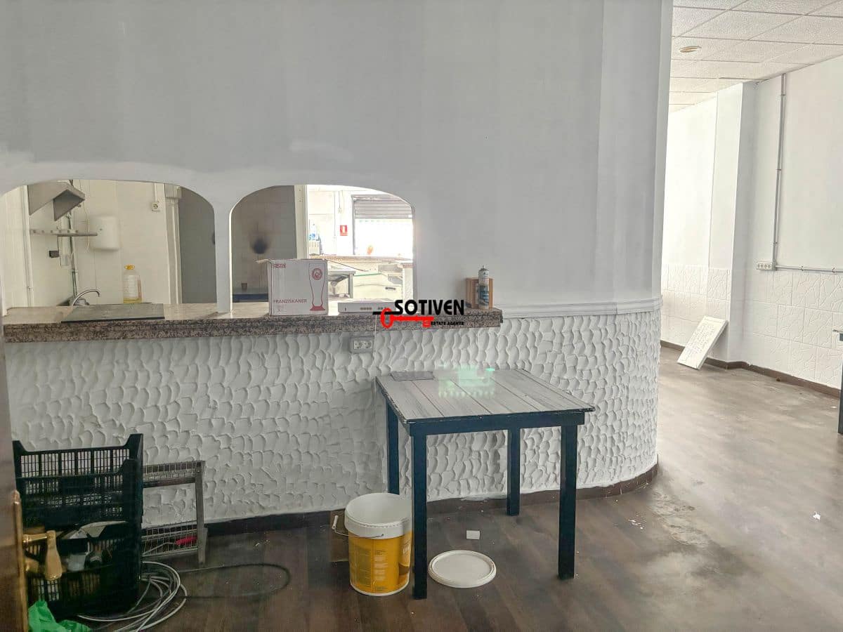 Kaupallinen myytävänä paikassa Adeje - 190 000 € (Ref: 7731838)