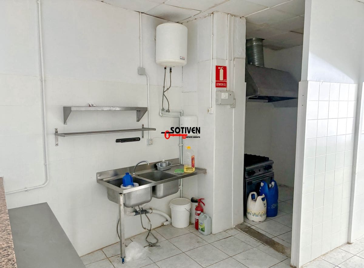 Kaupallinen myytävänä paikassa Adeje - 190 000 € (Ref: 7731838)