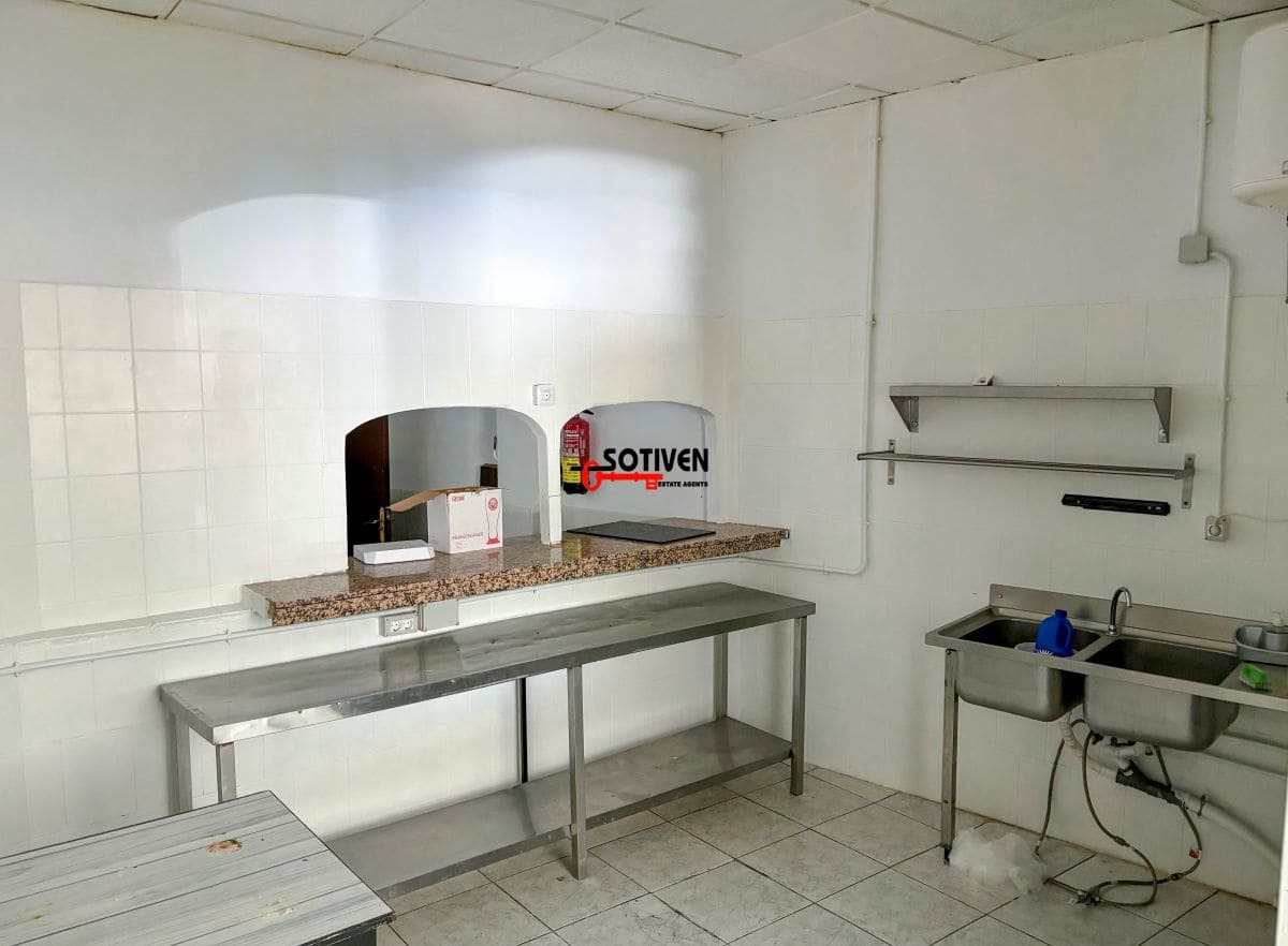 Kaupallinen myytävänä paikassa Adeje - 190 000 € (Ref: 7731838)