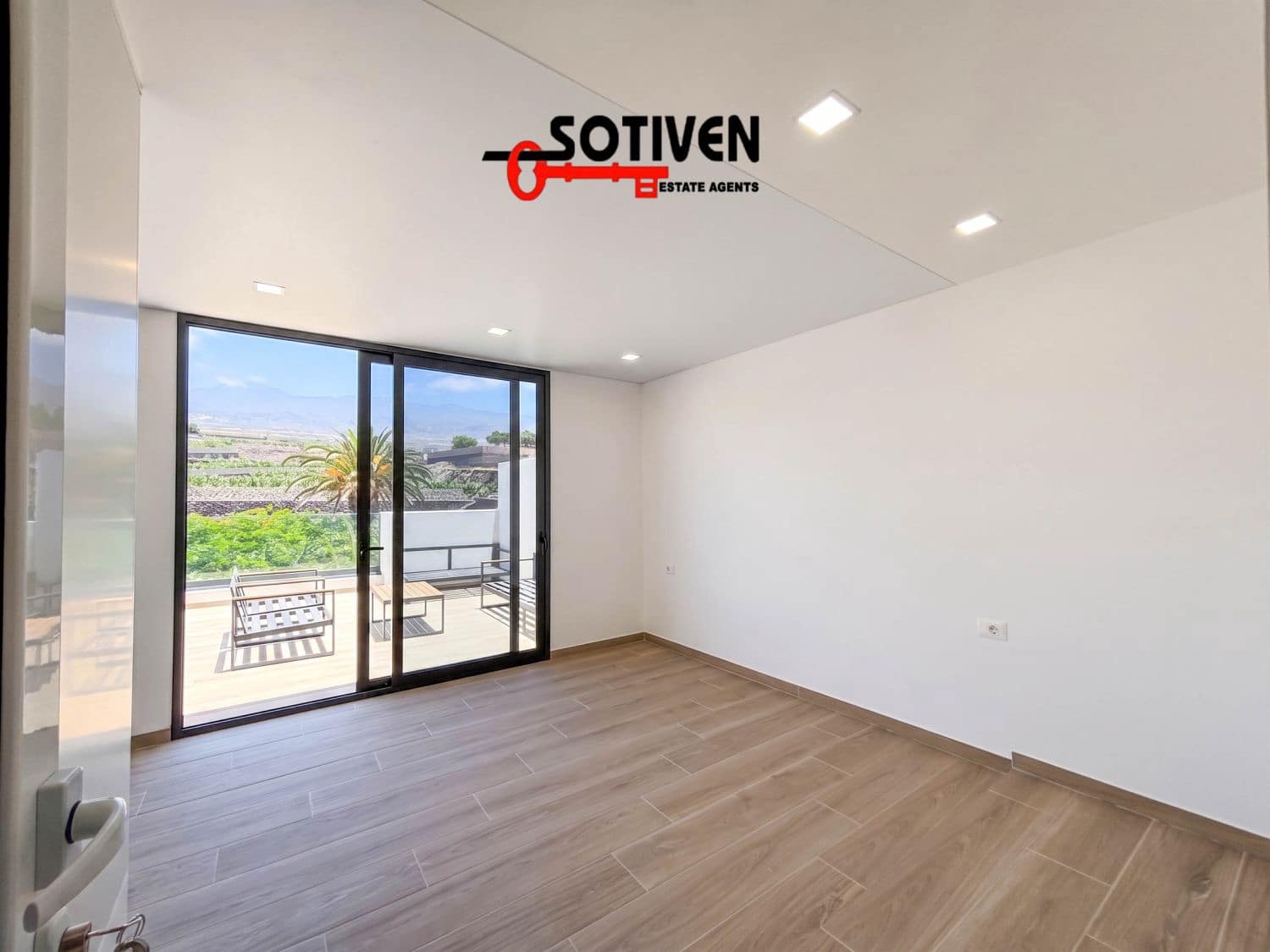 3 soverom Rekkehus til salgs i Playa San Juan med garasje - € 399 500 (Ref: 9040499)