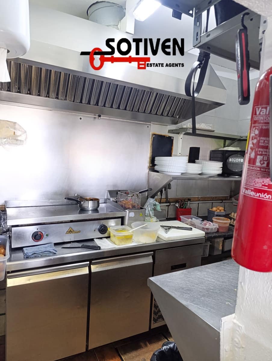 Commercial for sale in Costa Adeje - € 240,000 (Ref: 9152695)