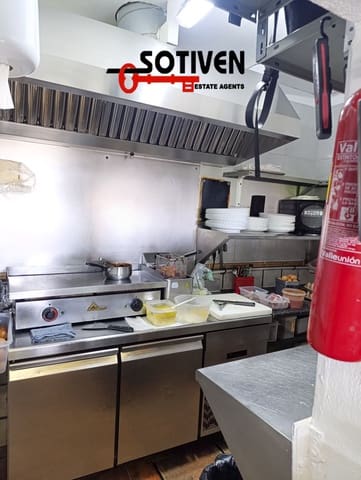 Kaupallinen myytävänä paikassa San Eugenio Bajo, Adeje - 240 000 € (Ref: 9152695)