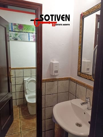 Kaupallinen myytävänä paikassa San Eugenio Bajo, Adeje - 240 000 € (Ref: 9152695)