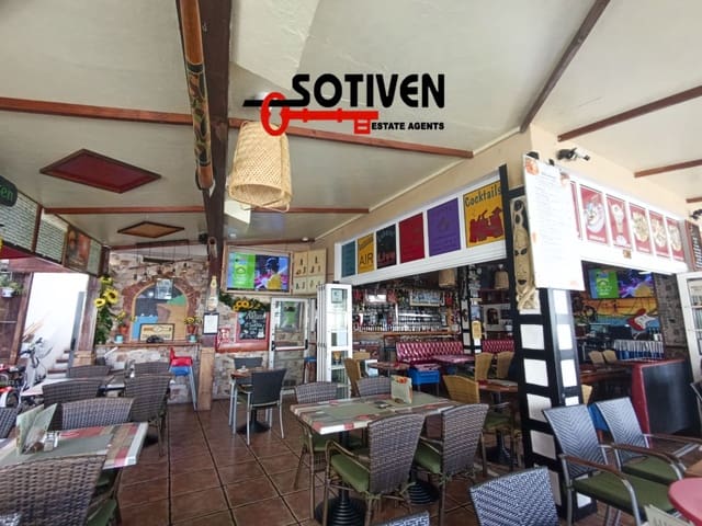 Kaupallinen myytävänä paikassa San Eugenio Bajo, Adeje - 240 000 € (Ref: 9152695)