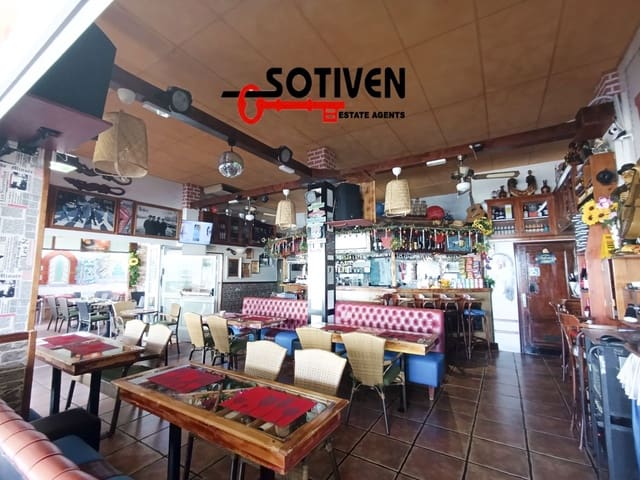 Kaupallinen myytävänä paikassa San Eugenio Bajo, Adeje - 240 000 € (Ref: 9152695)
