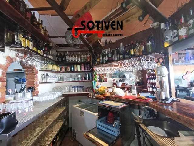 Kaupallinen myytävänä paikassa San Eugenio Bajo, Adeje - 240 000 € (Ref: 9152695)