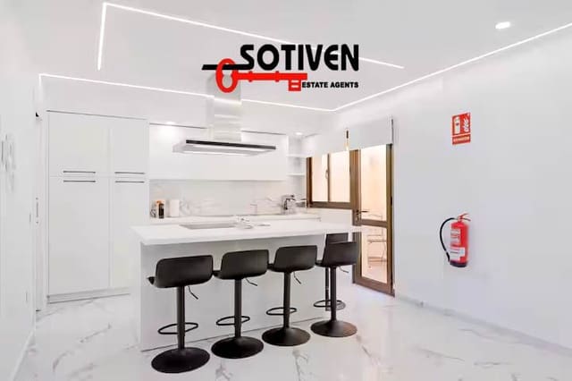 4 quarto Moradia em Banda para venda em Fañabe, Adeje com garagem - 490 000 € (Ref: 9159949)