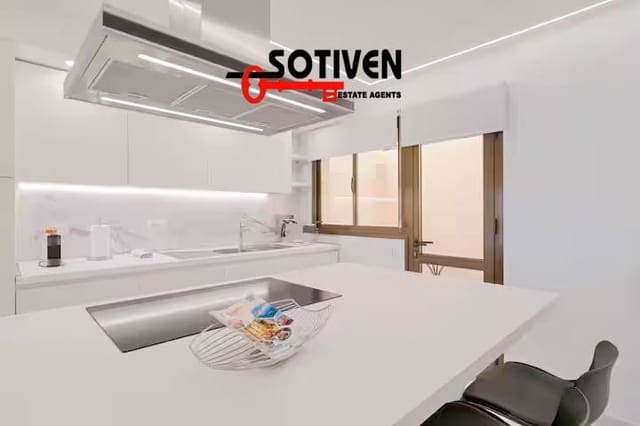 4 quarto Moradia em Banda para venda em Fañabe, Adeje com garagem - 490 000 € (Ref: 9159949)