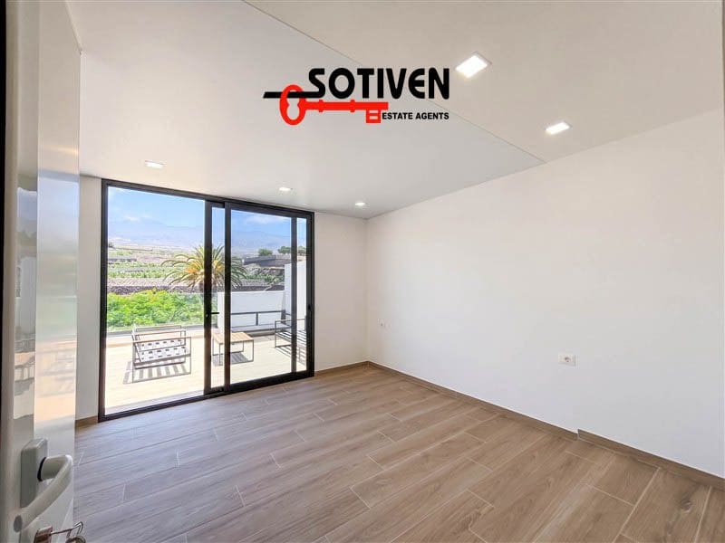 3 bedroom Terraced Villa for sale in Playa San Juan with garage - € 499,500 (Ref: 9331006)