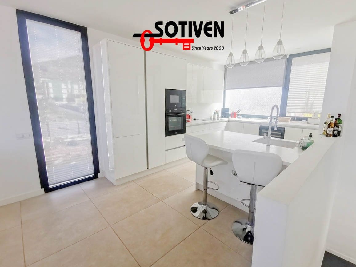 Chalet de 4 habitaciones en Costa Adeje en venta - 1.890.000 € (Ref: 9465334)