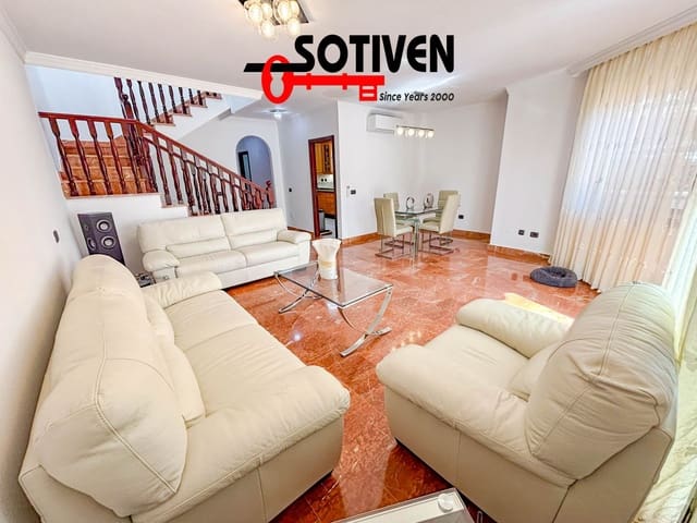 4 sovrum Villa till salu i Adeje med garage - 685 000 € (Ref: 9568215)