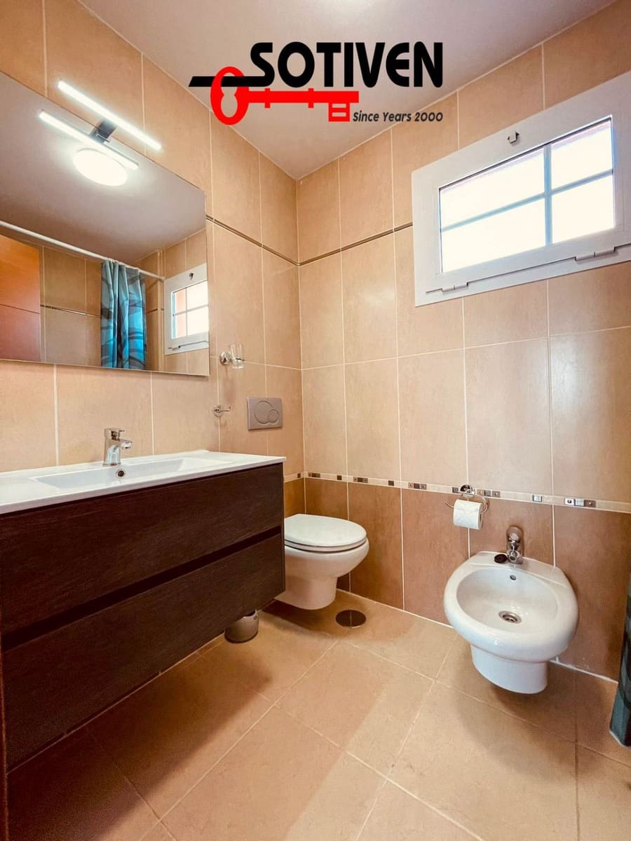 4 bedroom Villa for sale in Los Cristianos with garage - € 775,000 (Ref: 9611174)