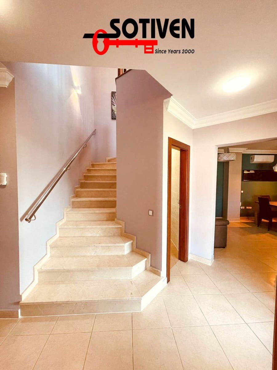 4 bedroom Villa for sale in Los Cristianos with garage - € 775,000 (Ref: 9611174)