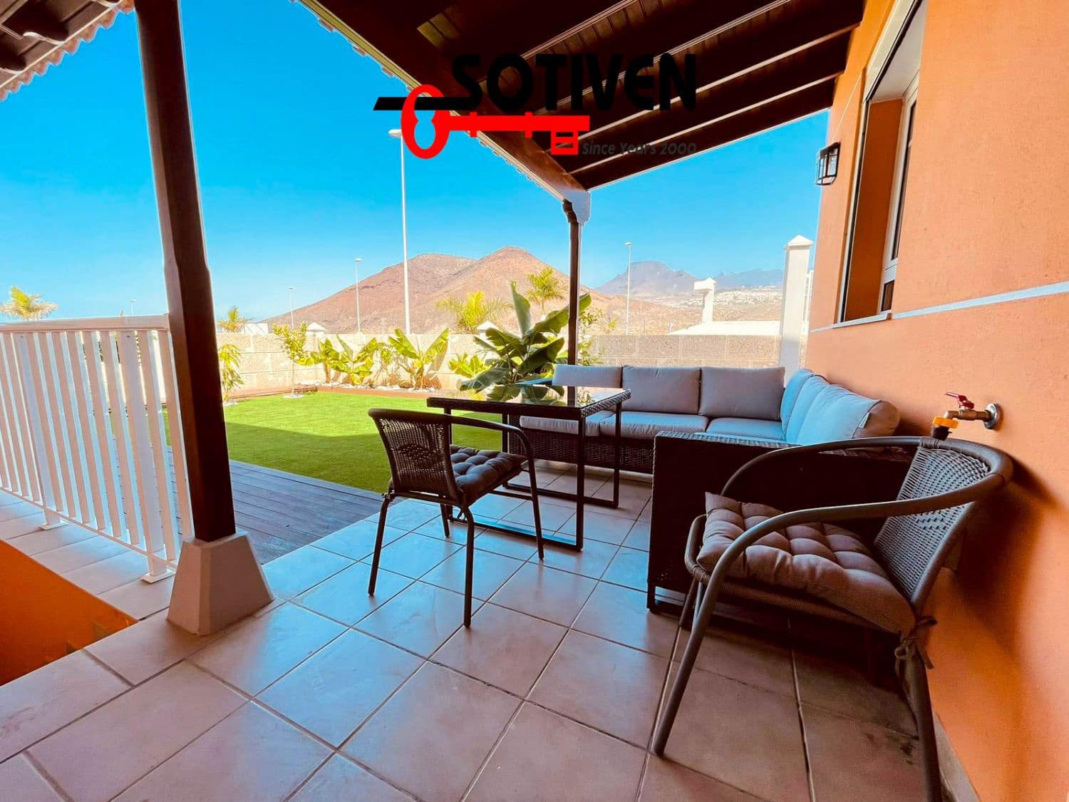 4 bedroom Villa for sale in Los Cristianos with garage - € 775,000 (Ref: 9611174)