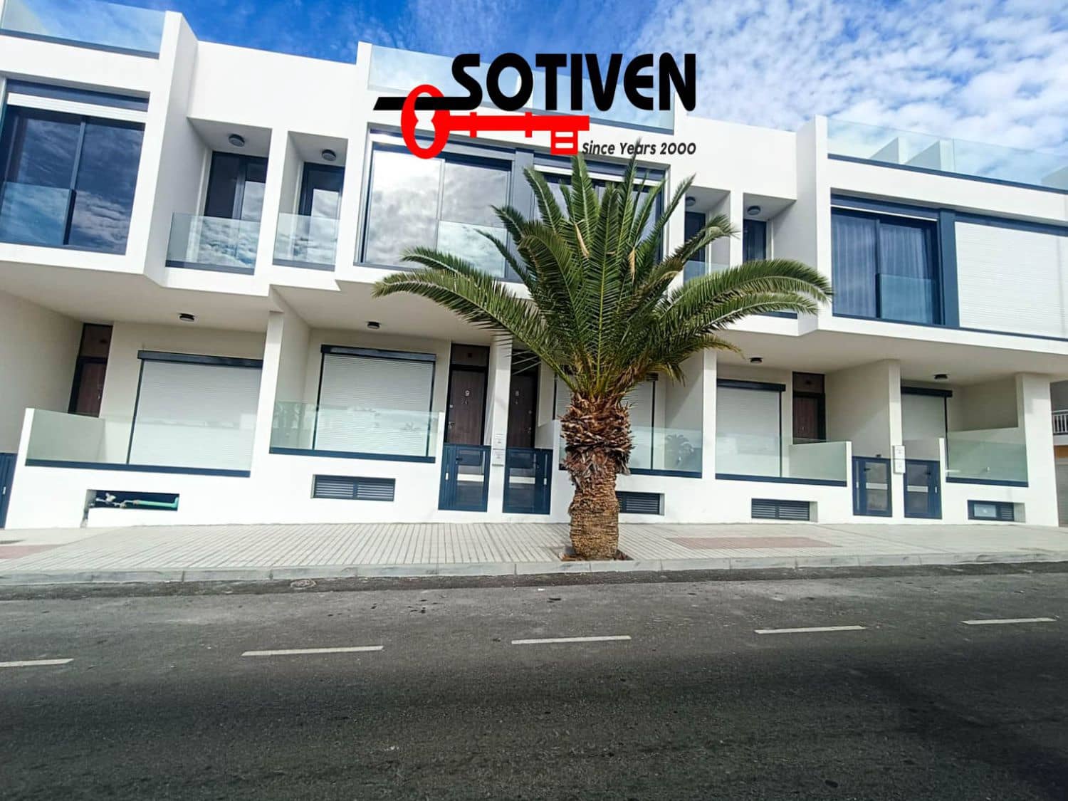 2 bedroom Terraced Villa for sale in Playa San Juan with garage - € 430,000 (Ref: 9627329)