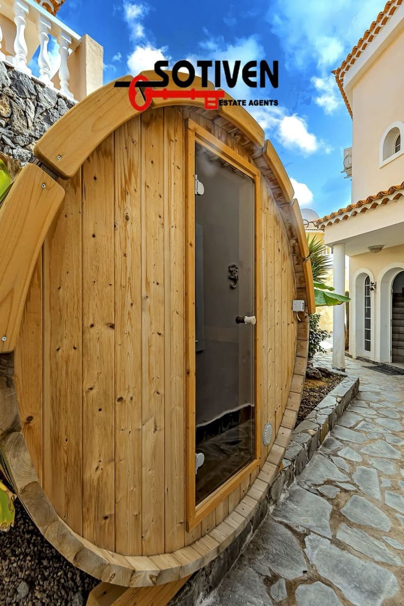 4 bedroom Villa for sale in Adeje with garage - € 890,000 (Ref: 9751691)