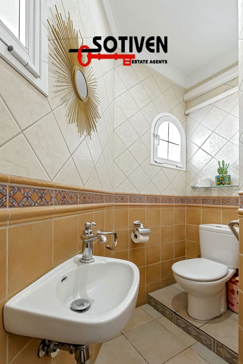 4 bedroom Villa for sale in Adeje with garage - € 890,000 (Ref: 9751691)