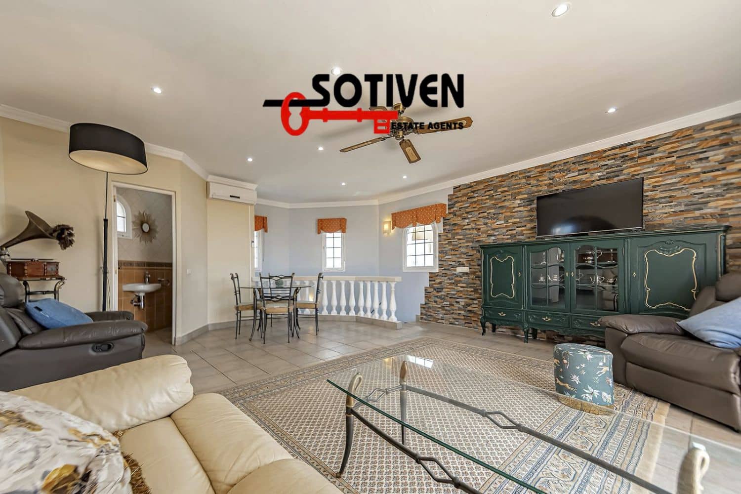 4 bedroom Villa for sale in Adeje with garage - € 890,000 (Ref: 9751691)