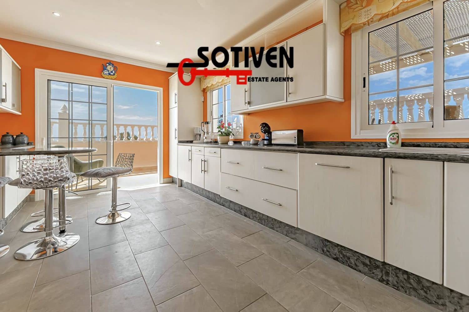 4 bedroom Villa for sale in Adeje with garage - € 890,000 (Ref: 9751691)