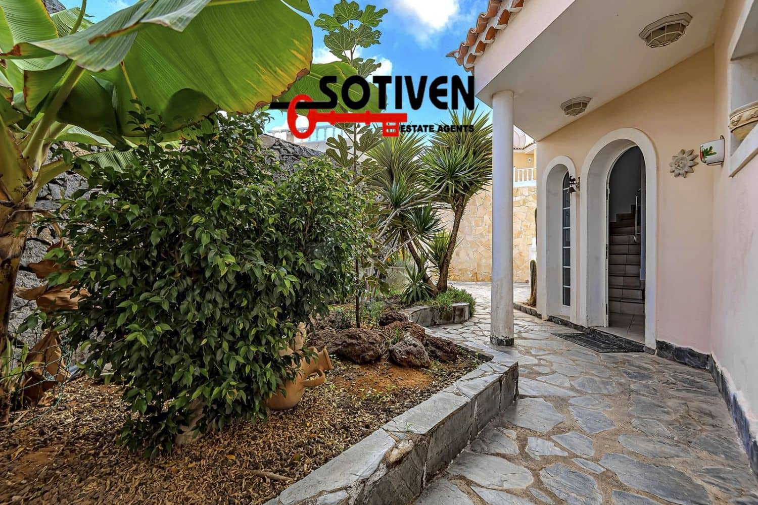 4 bedroom Villa for sale in Adeje with garage - € 890,000 (Ref: 9751691)