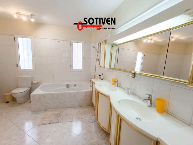 3 makuuhuone Omakotitalo vuokrattavana paikassa Adeje - 2 200 € (Ref: 9828771)