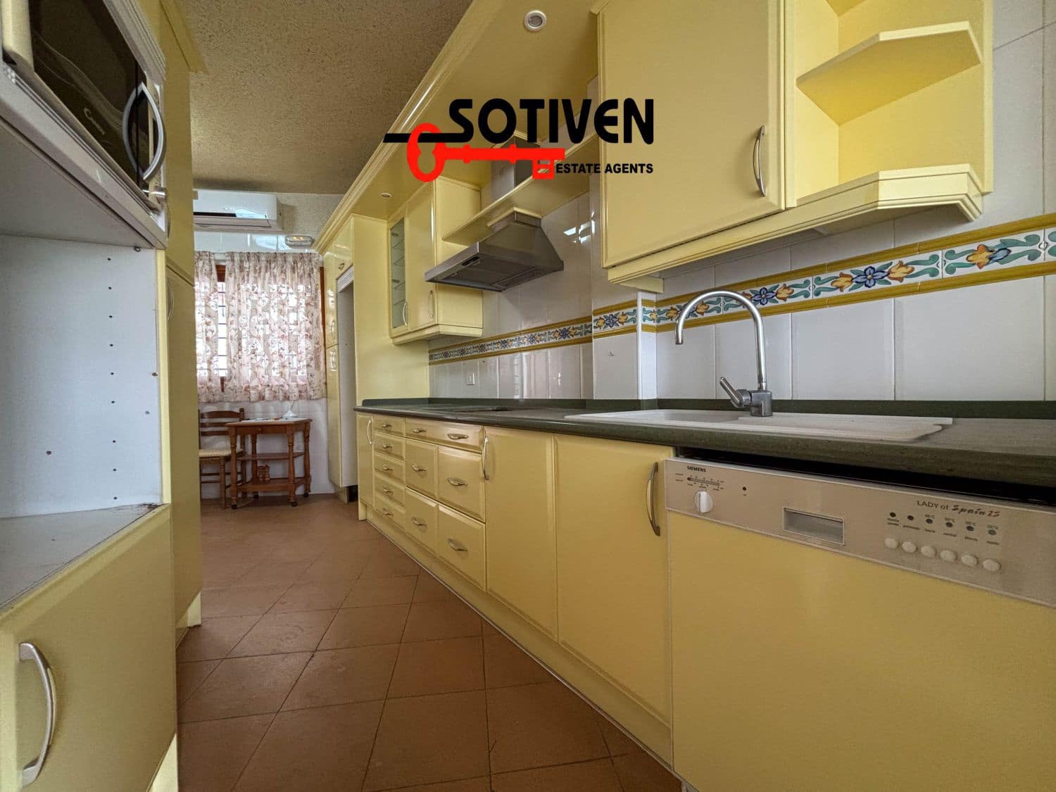 7 makuuhuone Omakotitalo myytävänä paikassa Guia de Isora mukana 
autotalli - 450 000 € (Ref: 9933657)