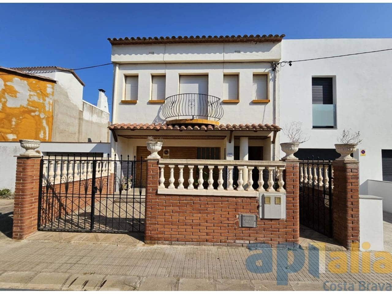 5 bedroom Villa for sale in Palamos - € 335,000 (Ref: 8511373)
