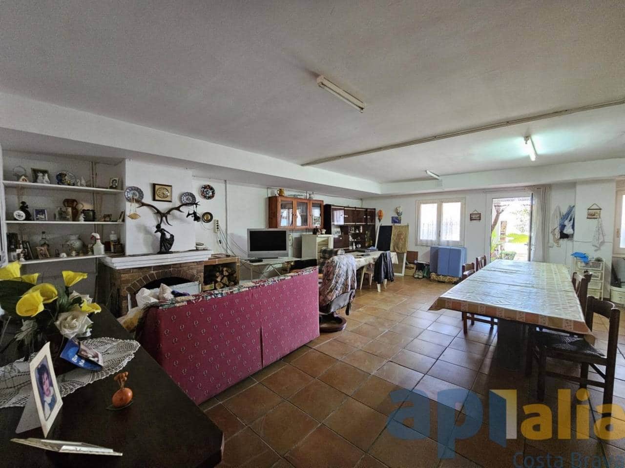 5 bedroom Villa for sale in Palamos - € 335,000 (Ref: 8511373)