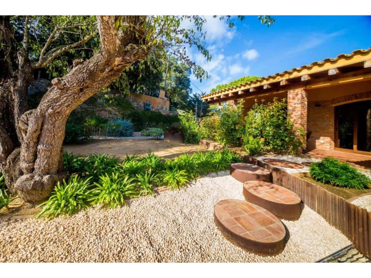 5 soveværelse Villa til salg i Mont-ras med swimmingpool garage - € 1.180.000 (Ref: 8731529)