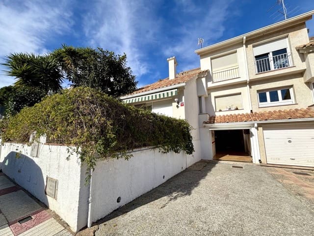 4 bedroom Townhouse for sale in Castell-Platja d'Aro with garage - € 450,000 (Ref: 8887422)