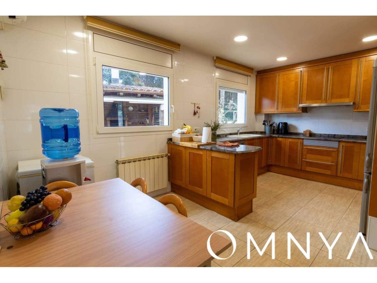 6 sypialnia Willa na sprzedaż w Santa Cristina d'Aro z basenem garażem - 690 000 € (Ref: 8902863)