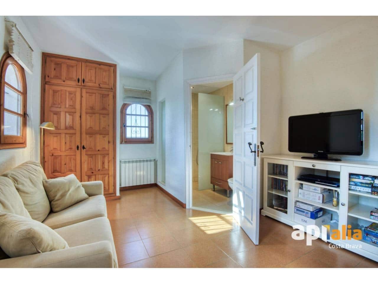 4 bedroom Villa for sale in Calonge i Sant Antoni with pool - € 675,000 (Ref: 9367024)