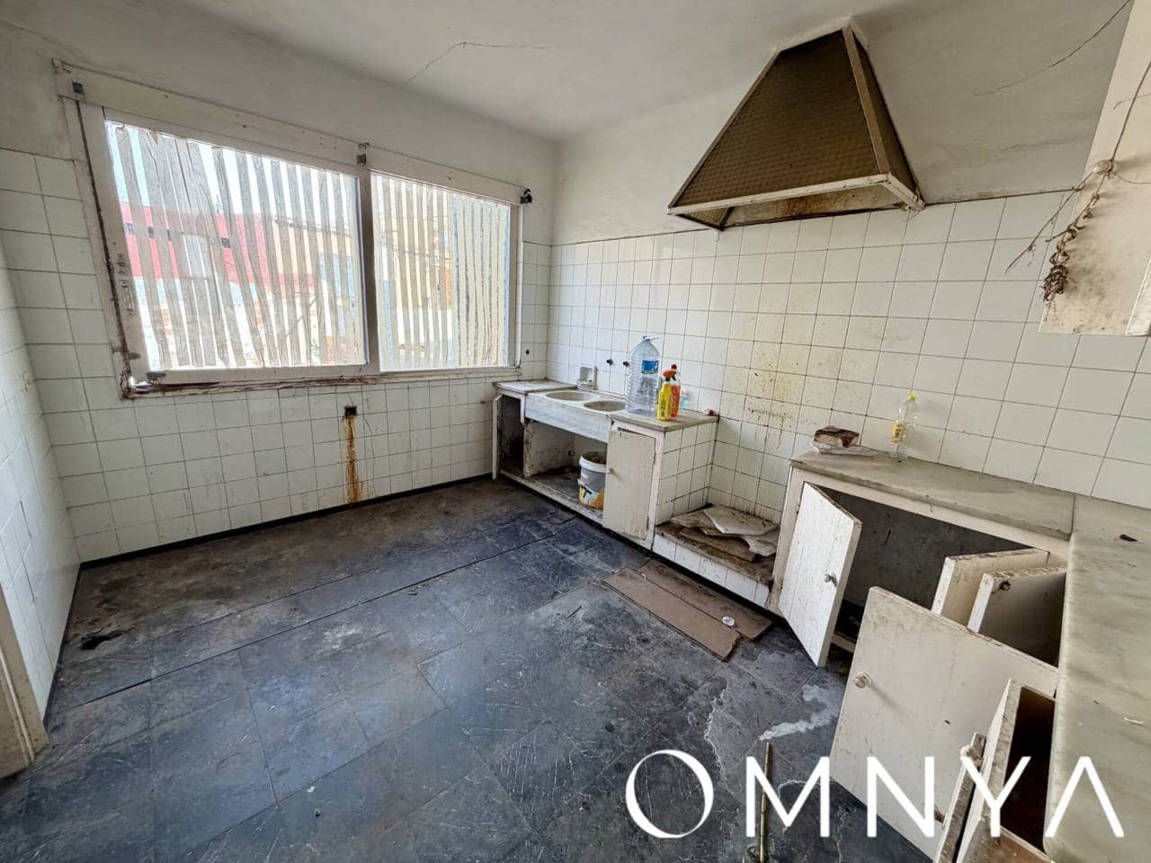 9 bedroom Apartment for sale in Sant Feliu de Guixols - € 300,000 (Ref: 9419590)