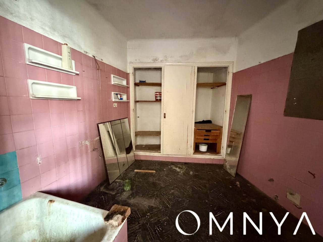 9 bedroom Apartment for sale in Sant Feliu de Guixols - € 300,000 (Ref: 9419590)