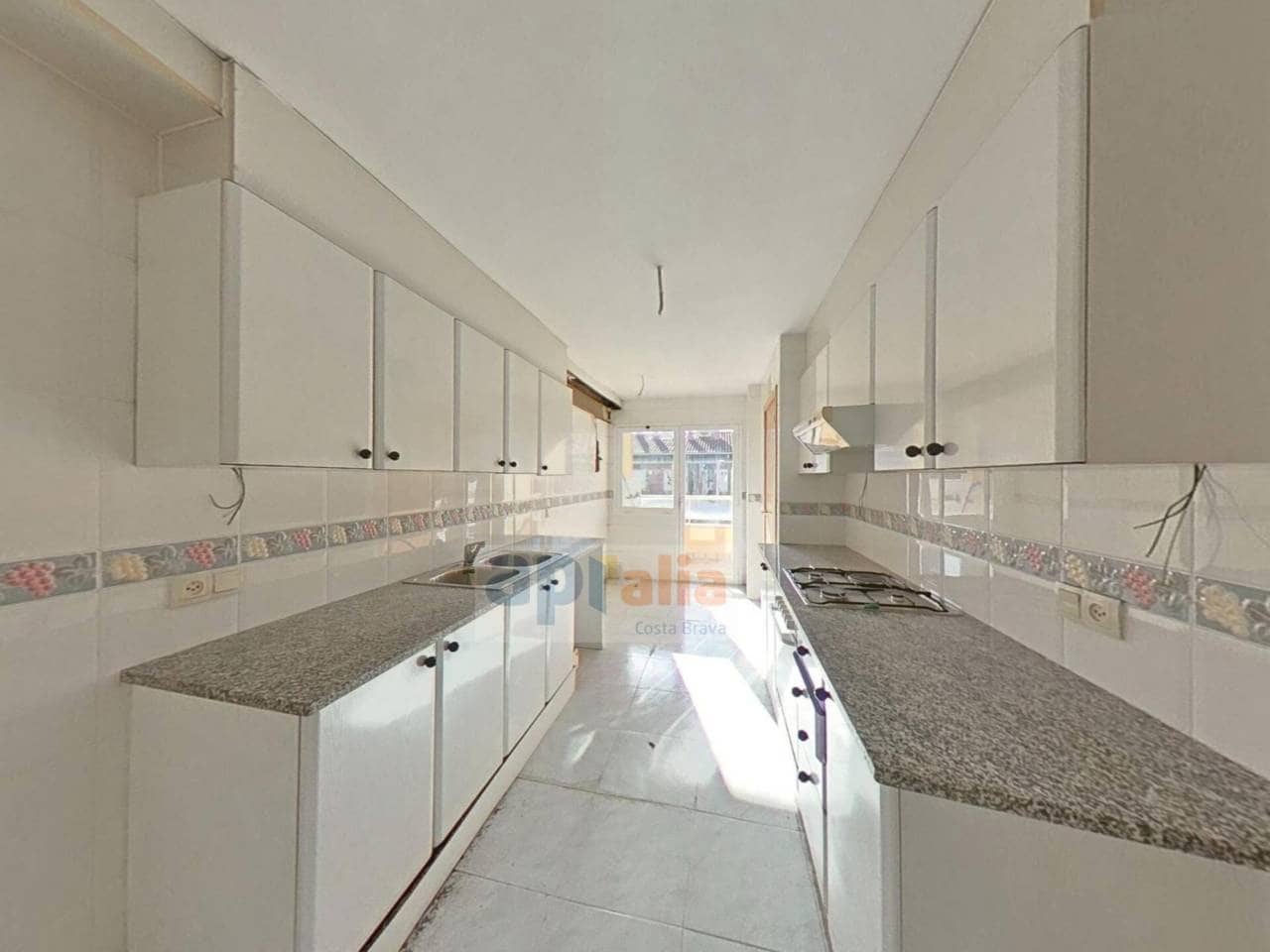 Piso de 4 habitaciones en Palamós en venta - 299.000 € (Ref: 9468012)