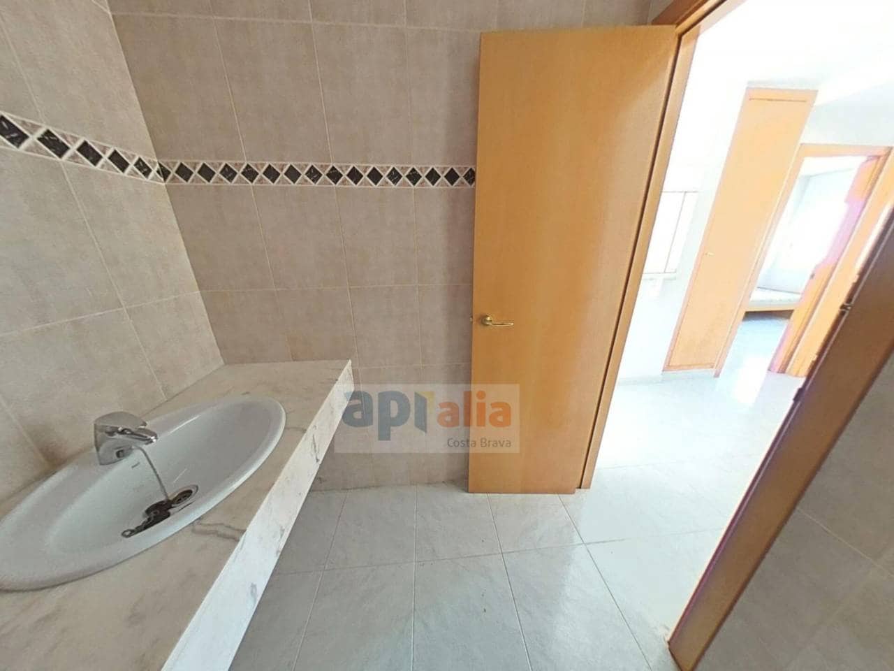 Piso de 4 habitaciones en Palamós en venta - 299.000 € (Ref: 9468012)