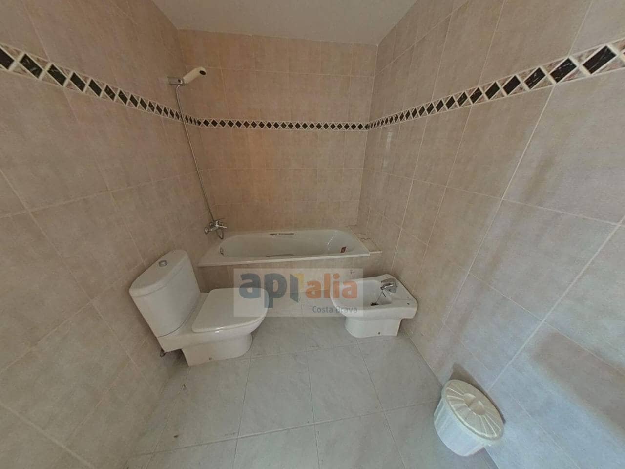 Piso de 4 habitaciones en Palamós en venta - 299.000 € (Ref: 9468012)