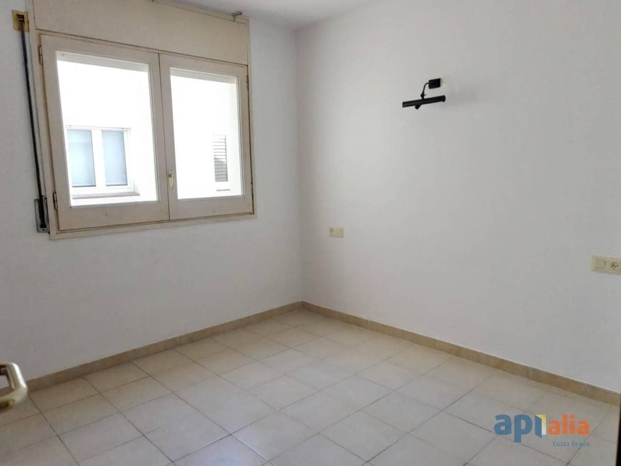 2 bedroom Flat for sale in Palamos with garage - € 250,000 (Ref: 9610678)