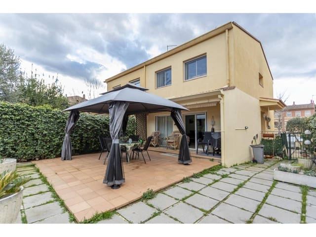 5 sovrum Semi-fristående Villa till salu i Caldes de Malavella med garage - 389 900 € (Ref: 9629484)