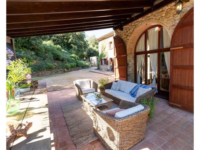 5 soverom Villa til salgs i Esponellà med svømmebasseng garasje - € 1 300 000 (Ref: 9761608)