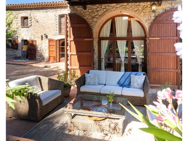 5 soverom Villa til salgs i Esponellà med svømmebasseng garasje - € 1 300 000 (Ref: 9761608)