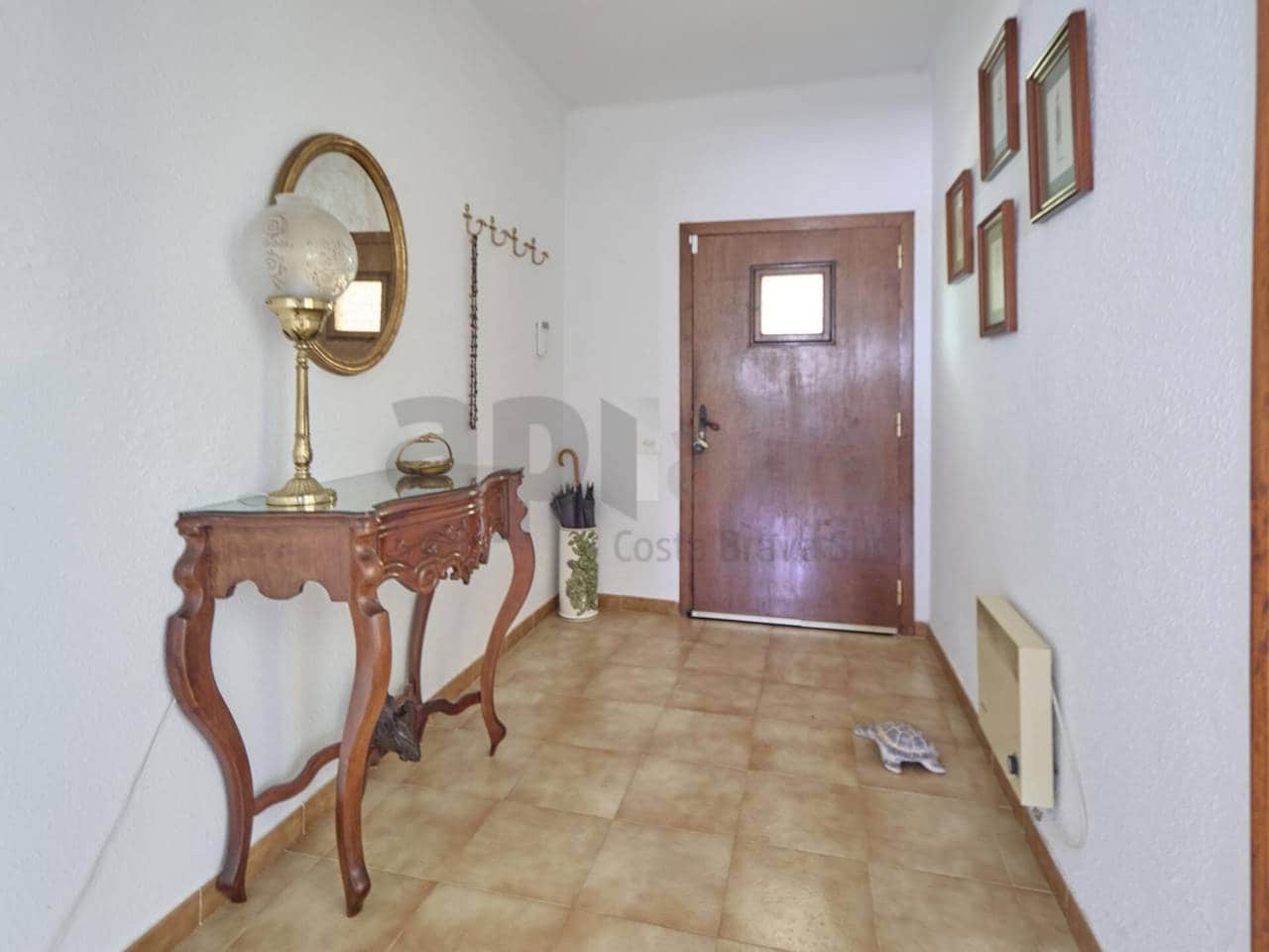 6 bedroom Villa for sale in Lloret de Mar - € 370,000 (Ref: 9821915)