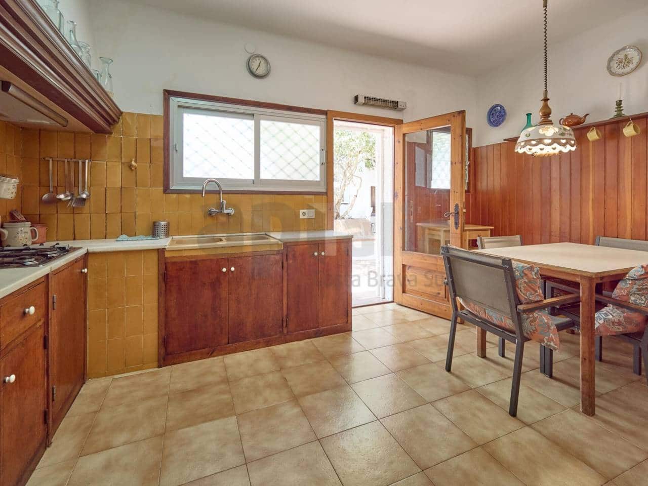 6 bedroom Villa for sale in Lloret de Mar - € 370,000 (Ref: 9821915)