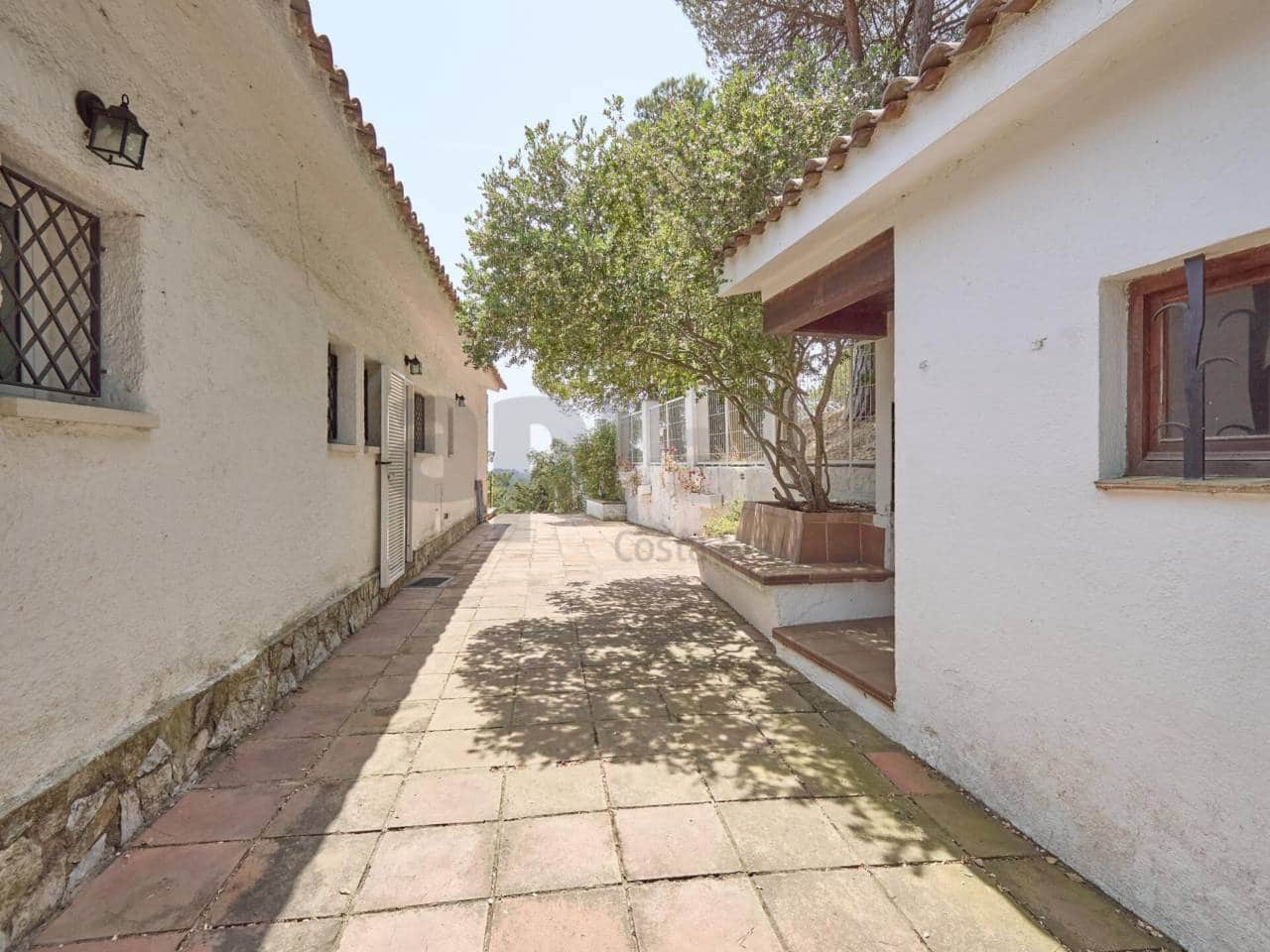 6 bedroom Villa for sale in Lloret de Mar - € 370,000 (Ref: 9821915)