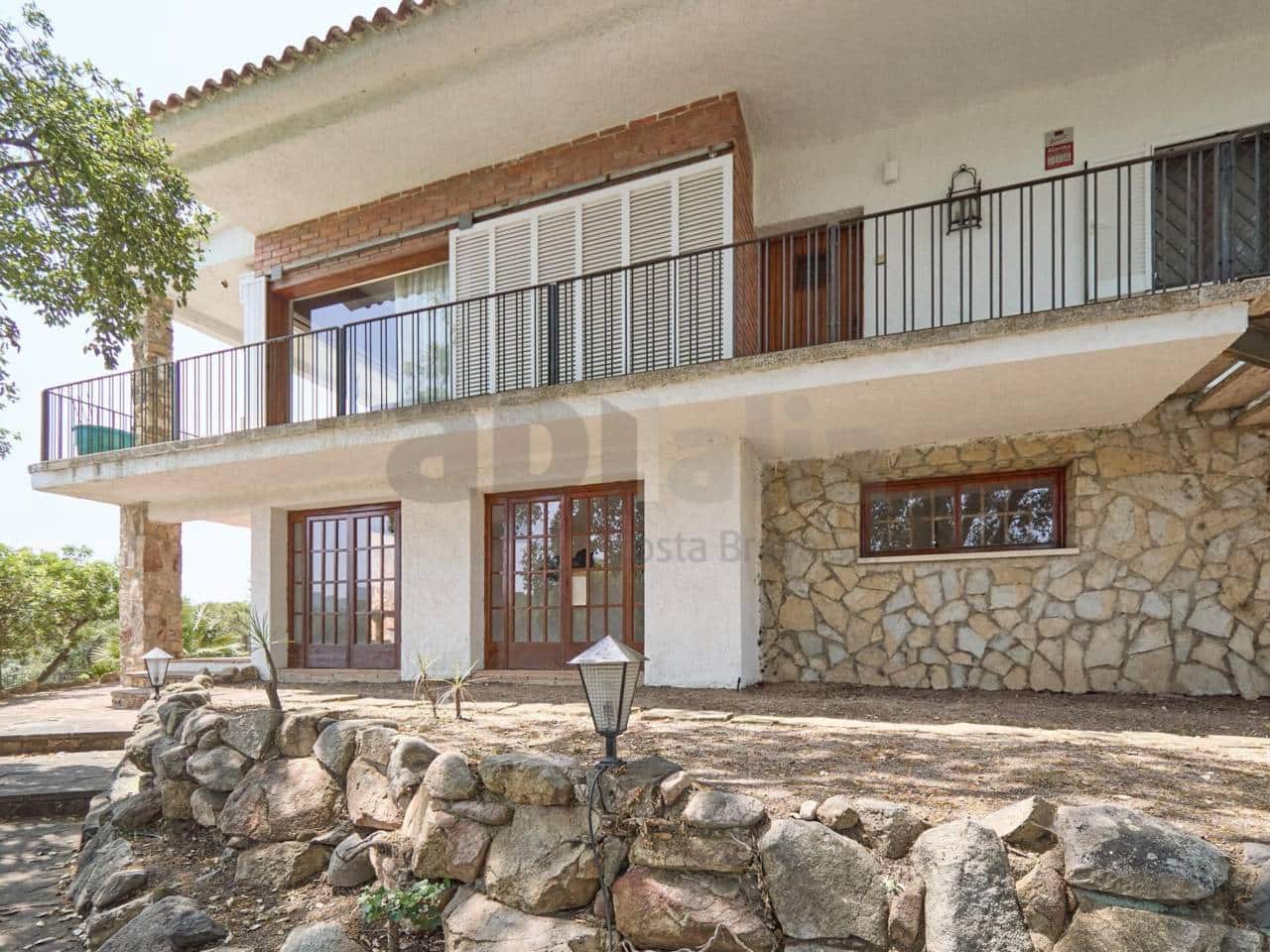 6 bedroom Villa for sale in Lloret de Mar - € 370,000 (Ref: 9821915)